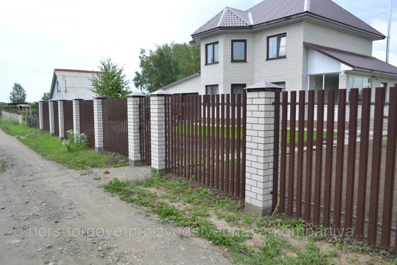 Белый штакетник с кирпичными столбами