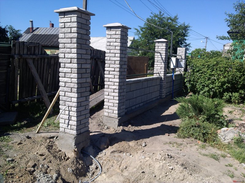 Кирпичные столбики белые