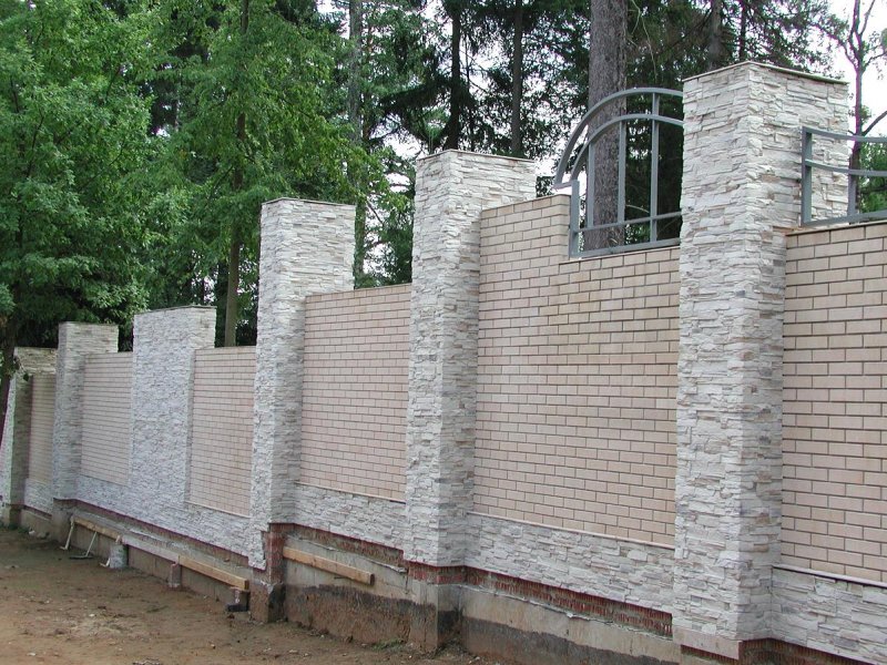 Забор кирпич и камень
