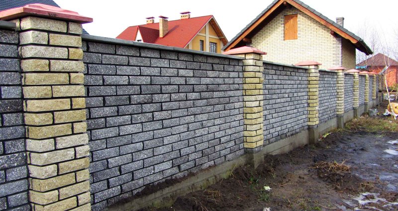 Забор из белого и серого кирпича