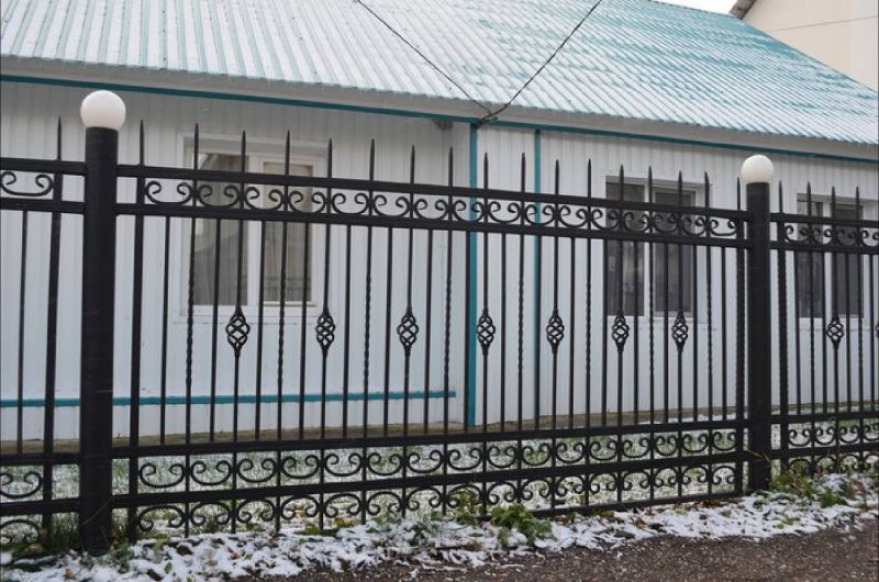Кованый забор современный