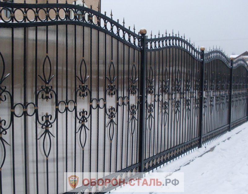 Кованый забор с поликарбонатом