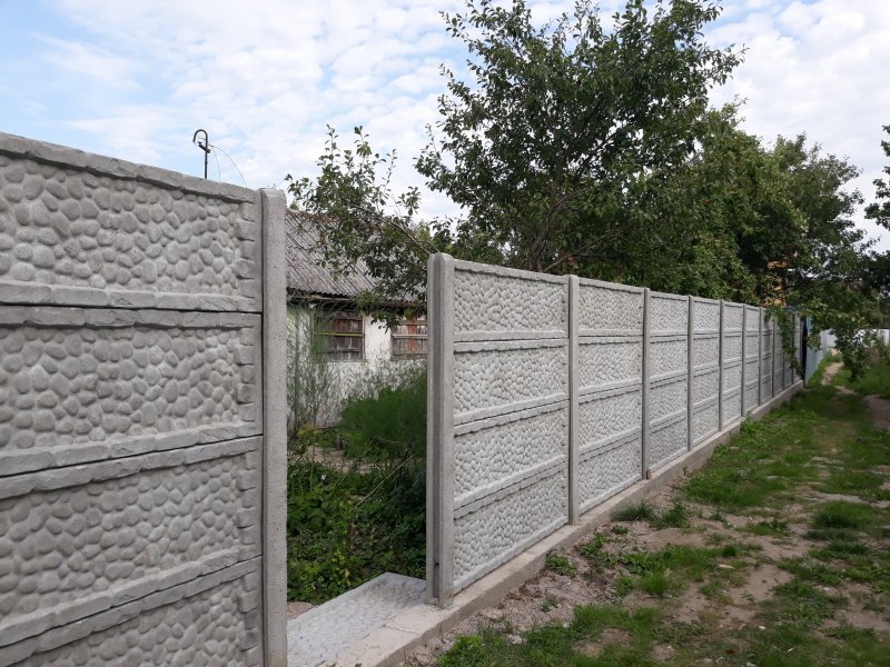 Кирпичный забор на рельефе