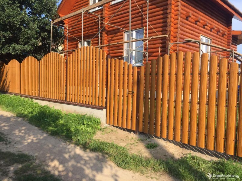 Забор частокол из оцилиндрованного бревна
