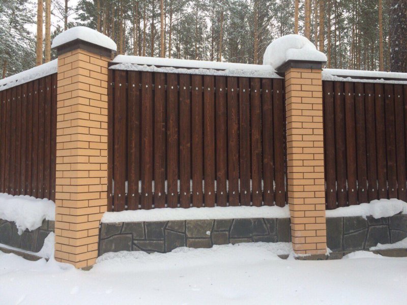 Деревянный забор с кирпичными столбами