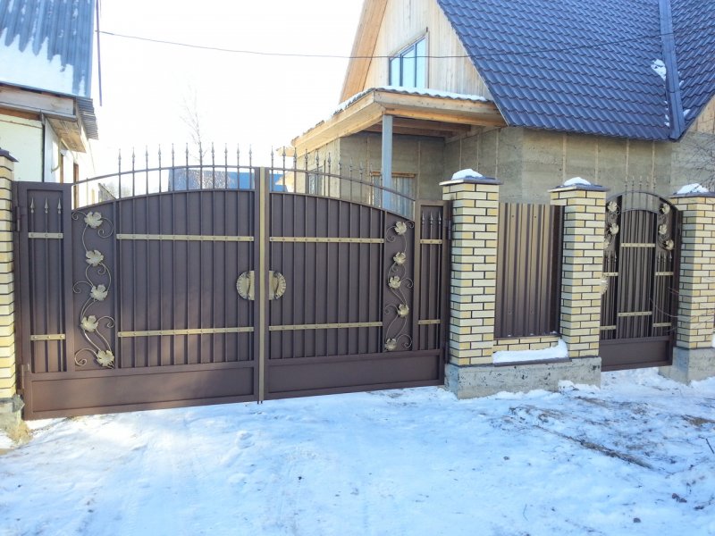 Красивый забор с воротами