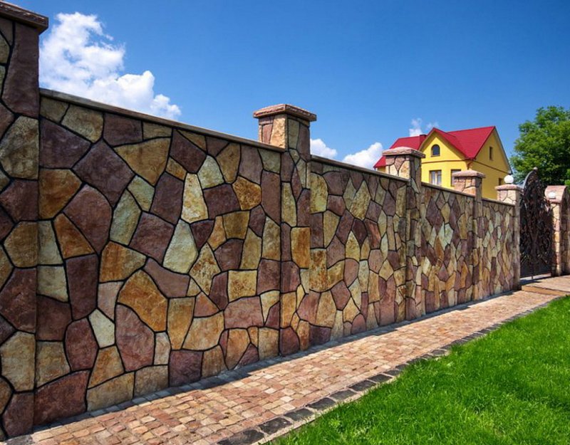 Забор каменный в Костроме