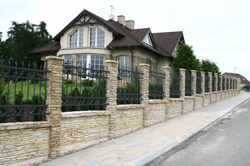 Шикарный каменный забор