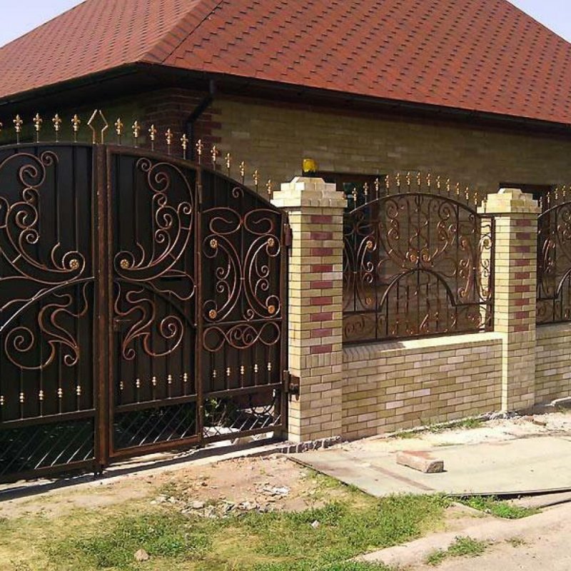 Забор с кованными воротами