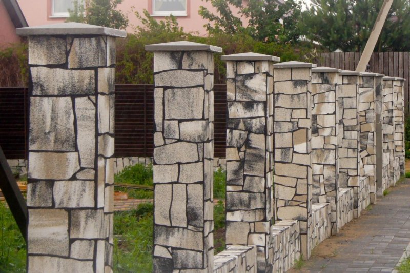Забор облицованный камнем