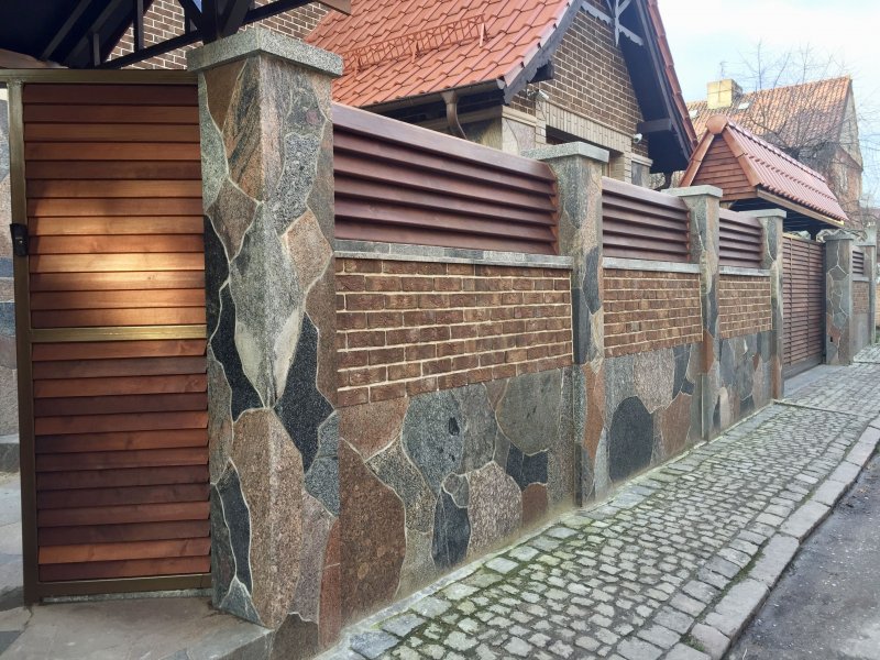 Забор из камня и дерева