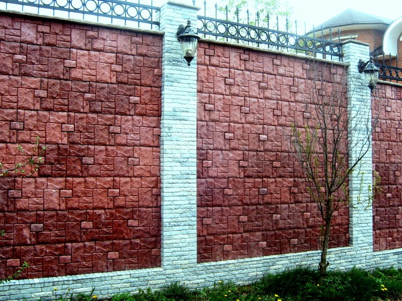 Забор кирпичный оштукатуренный