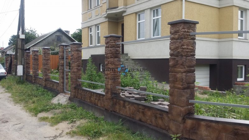 Кирпичные столбы с камнем