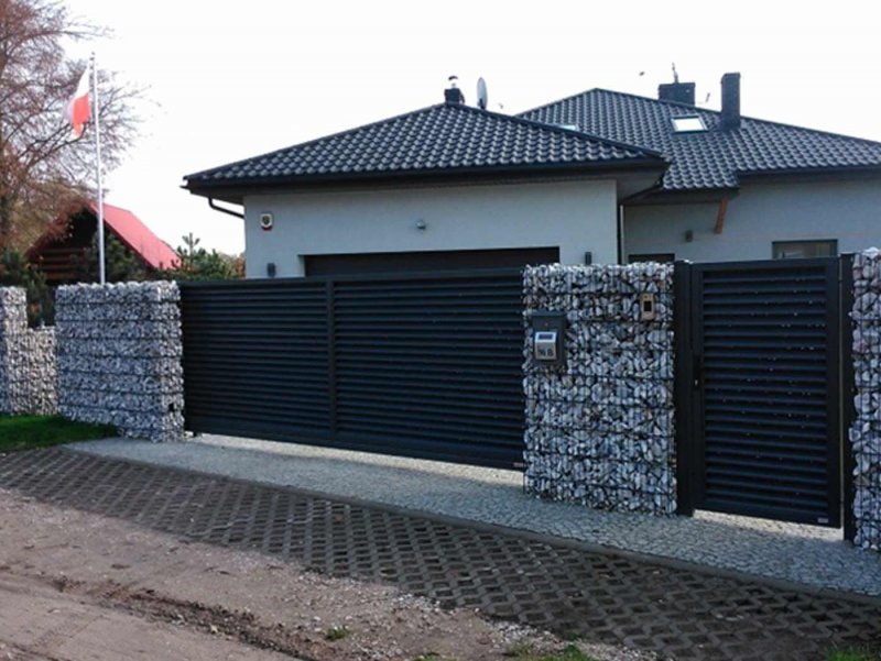 Заборы в белой глине