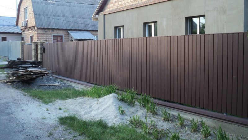 Дом с забором из профнастила