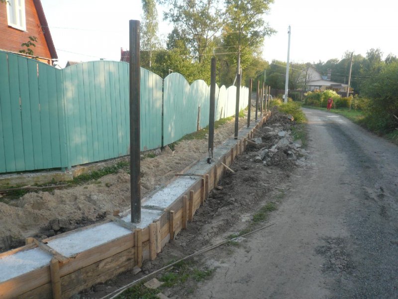 Дорожка из старого плоского битого шифера
