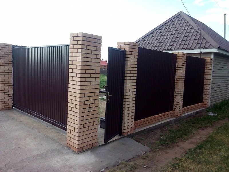 Забор в рамке из профнастила и кирпича