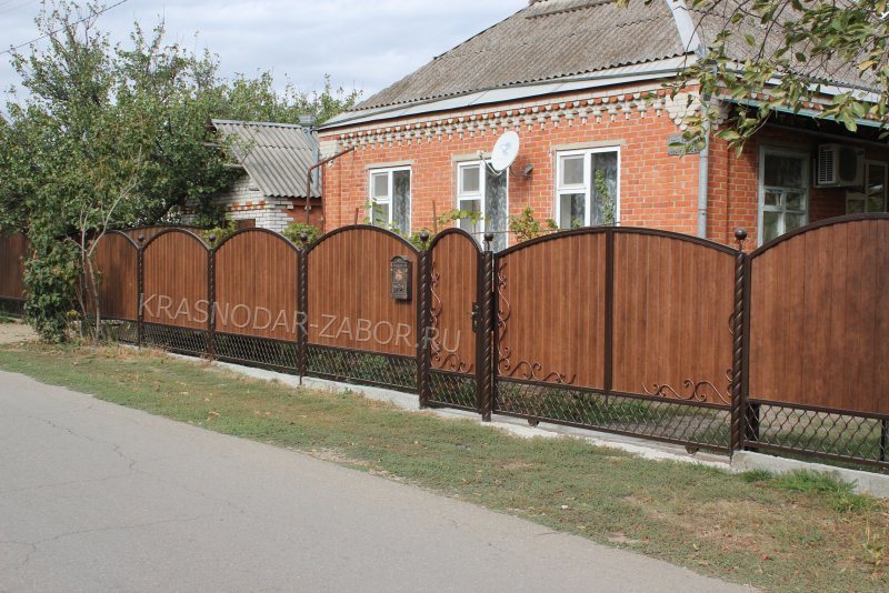 Заборы из профлиста с витыми столбами