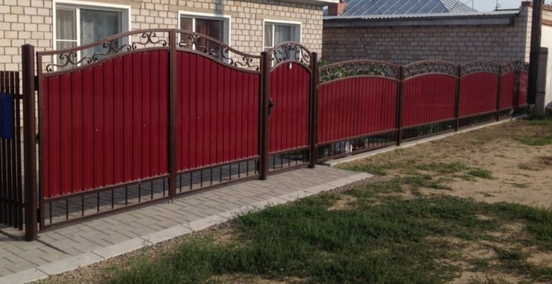 Забор с кирпичными столбами