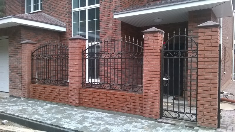 Забор на кирпичных Столбах с ковкой и поликарбонатом