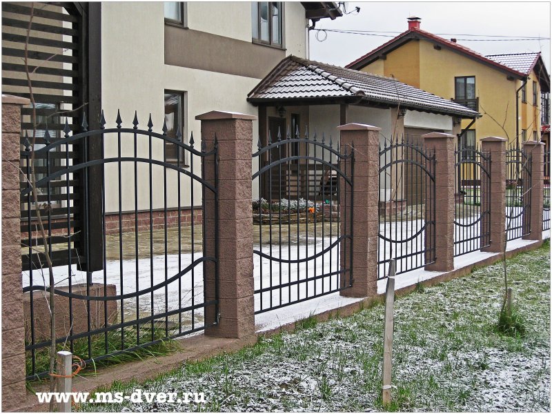 Кованый забор с кирпичными столбами
