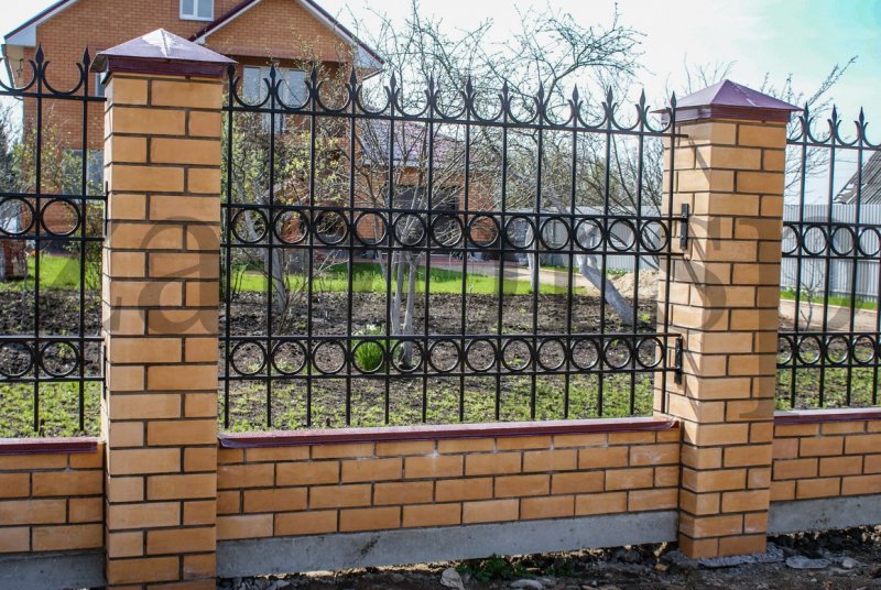 Забор металлический с ковкой