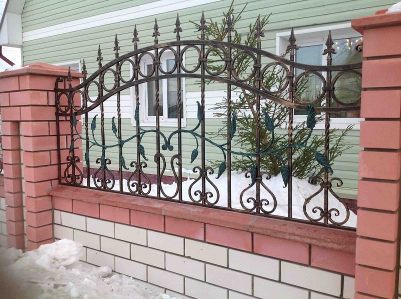 Ограждение кованое с кирпичными столбами
