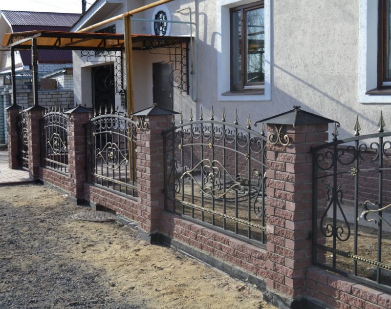 Палисадник из кирпича и ковки
