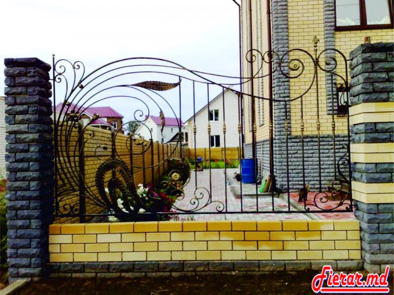 Кирпичный забор с поликарбонатом