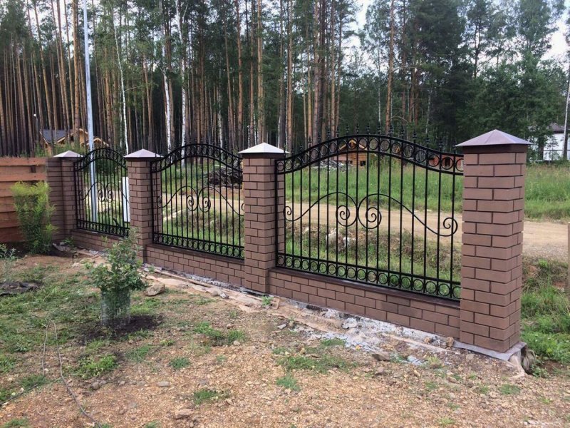 Ограждение кованое с кирпичными столбами