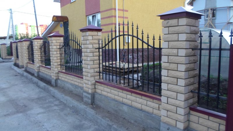 Забор с кирпичными столбами и ковкой