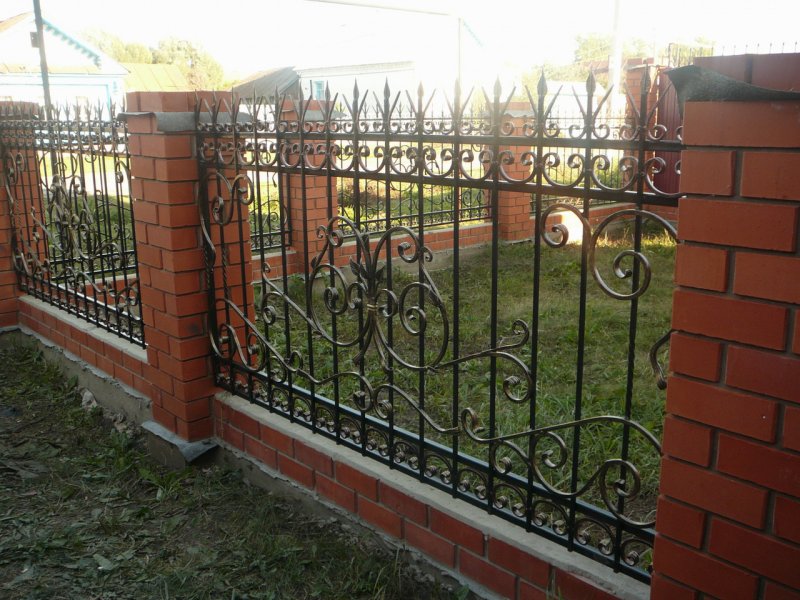 Забор с кирпичными столбами