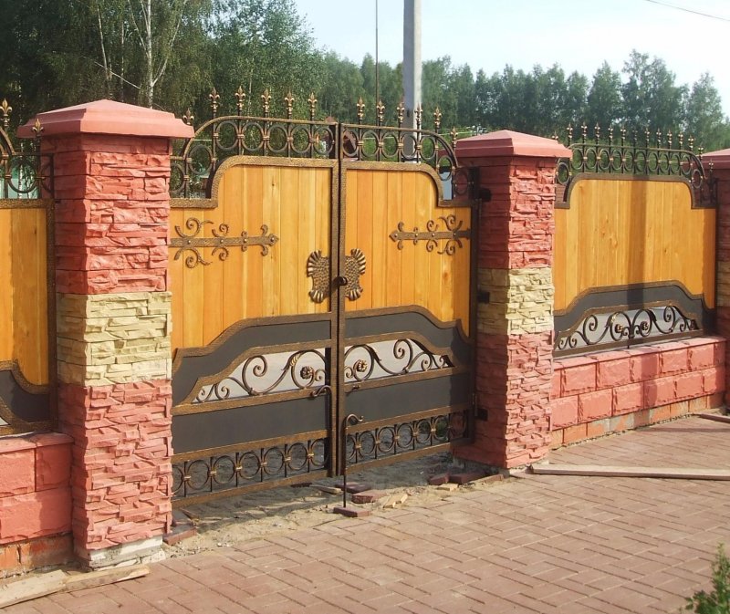Кованый палисадник с кирпичными столбами