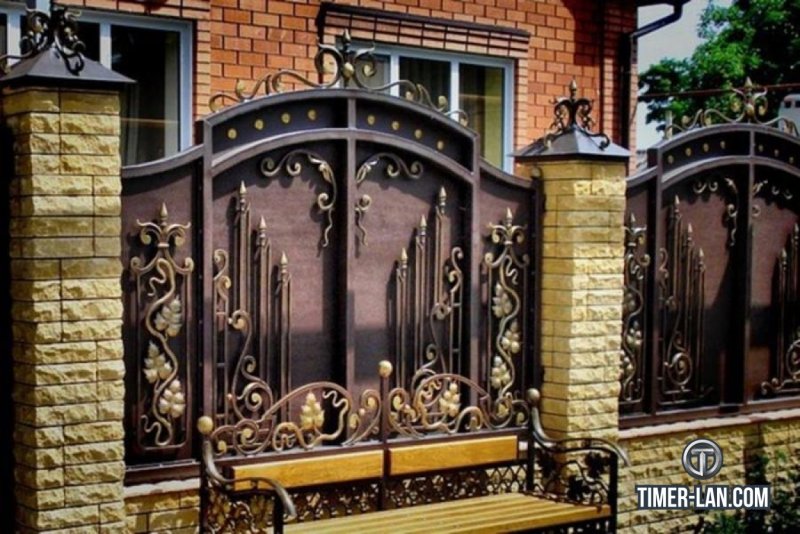 Высокий забор в загородном доме Железный