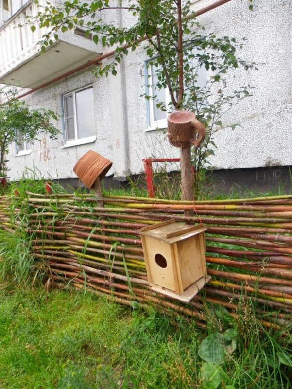Деревянный забор из подручных средств