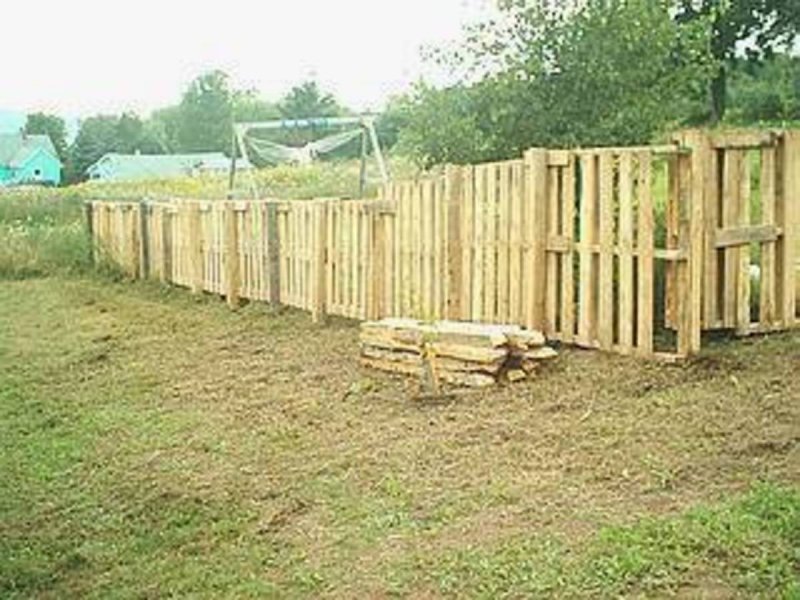Самодельные заборы из подручных материалов