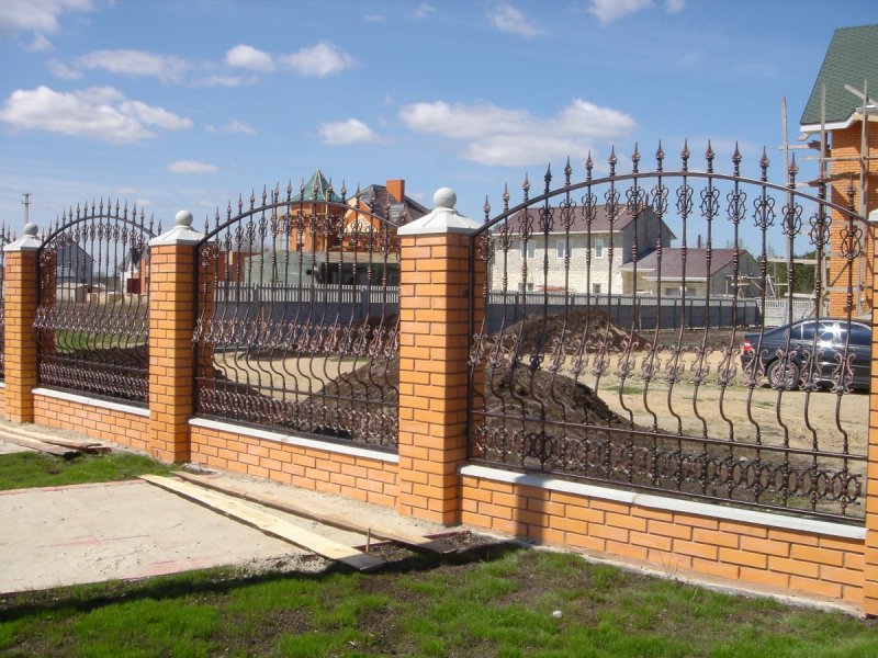 Забор из полиэтиленовых труб