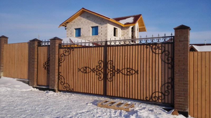Земельный участок с забором