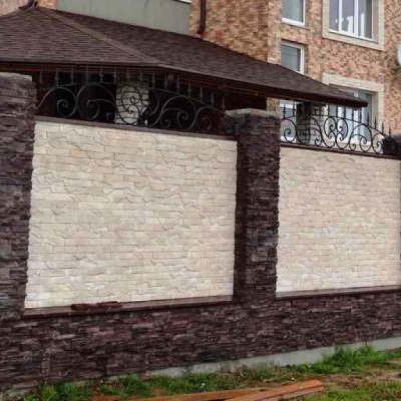 Забор облицованный камнем