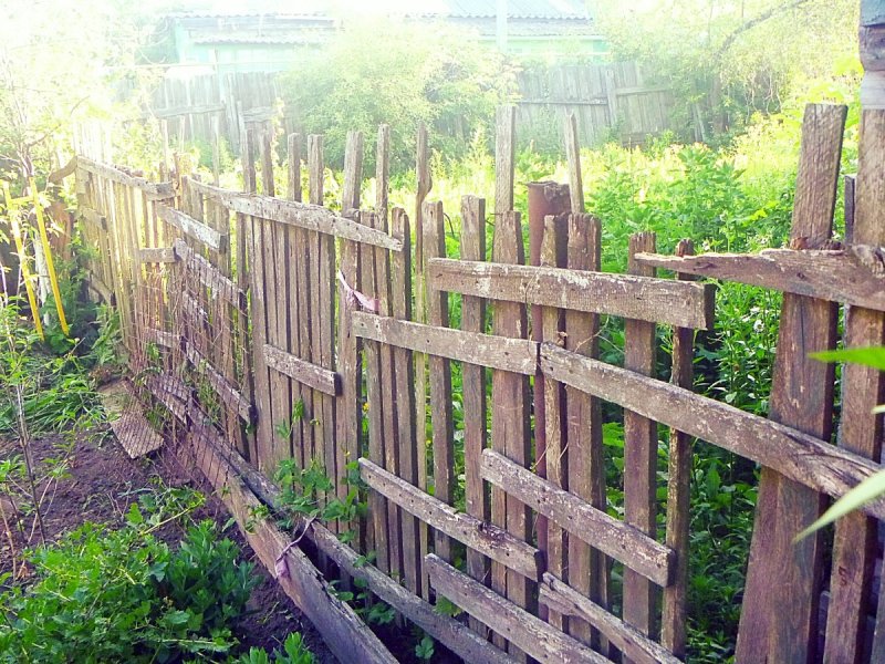 Старый дачный забор