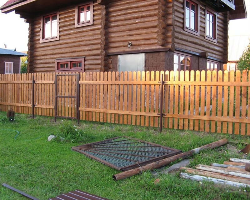 Деревянный забор в деревне