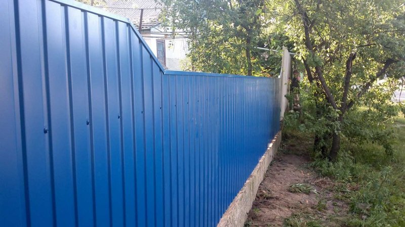 Забор из профлиста лесенкой