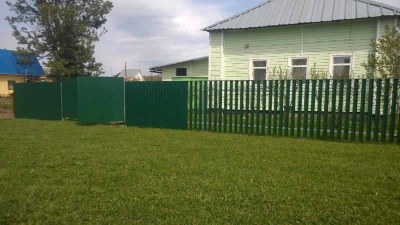 Комбинированный забор из профнастила и штакетника