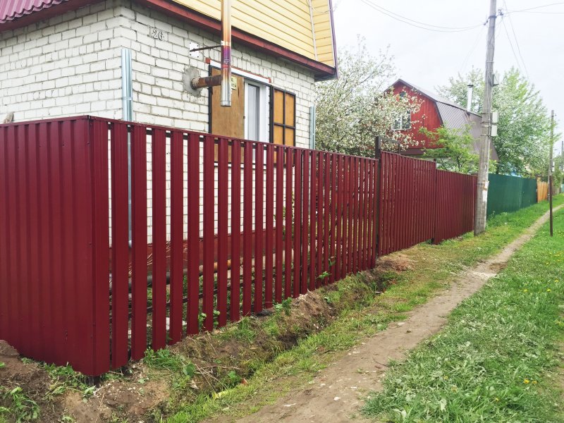 Зеленый забор из штакетника