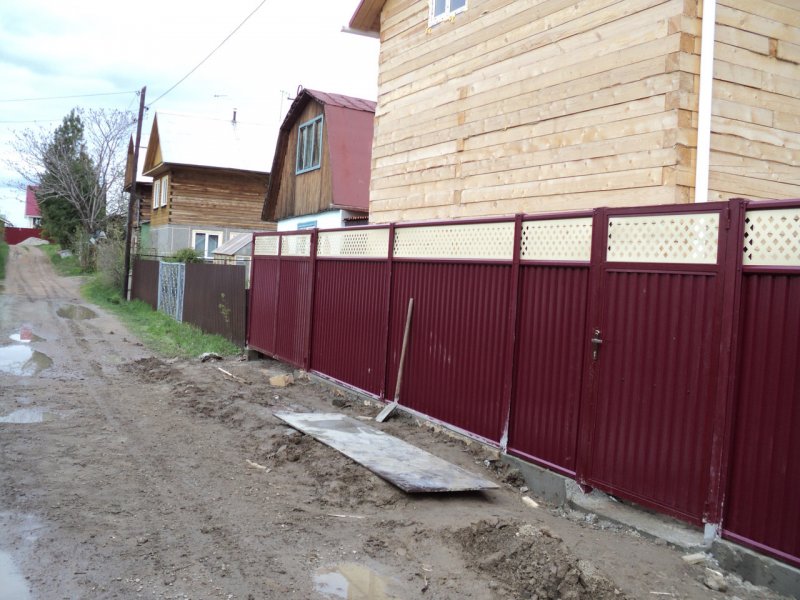 Комбинированный забор из профнастила и сетки