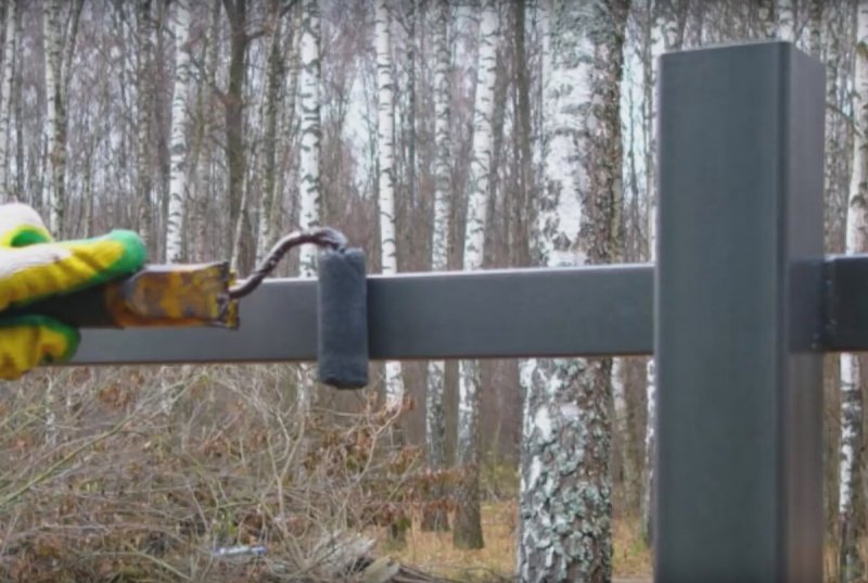 Покраска металлических столбов