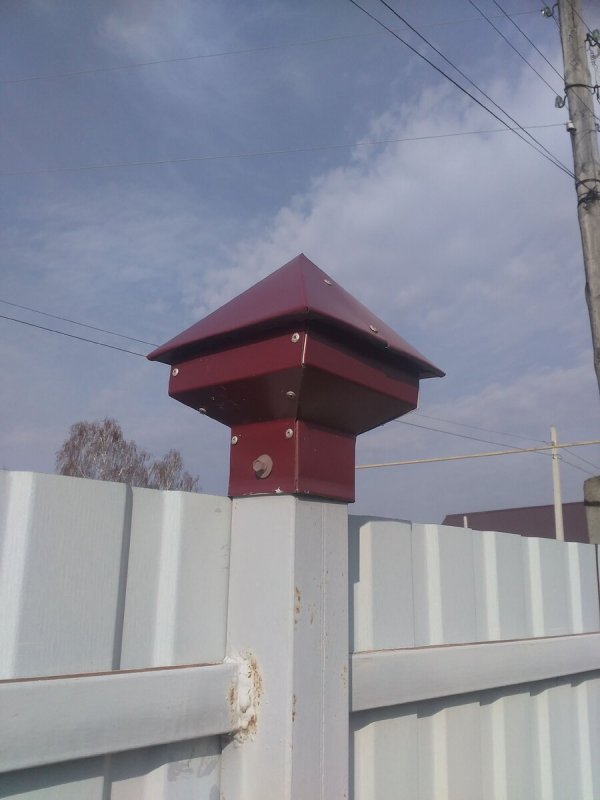 Оголовки на столбы забора из металла