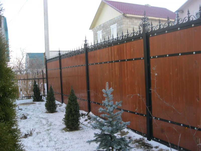 Металлический забор с деревянными вставками