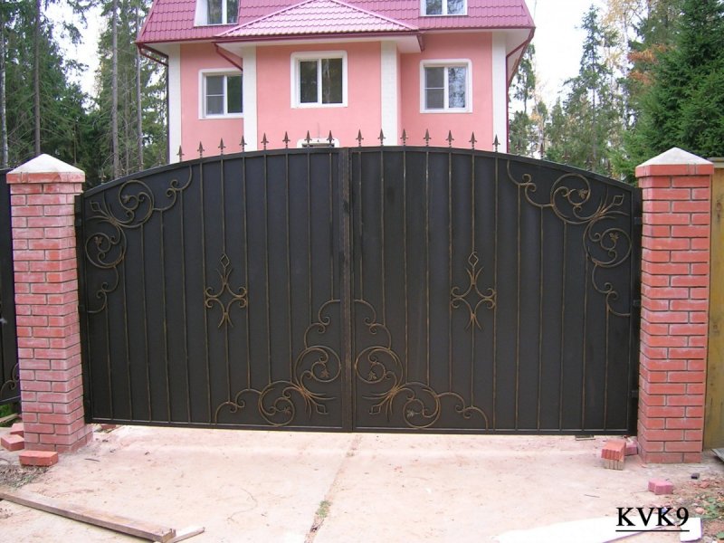 Въездные ворота с элементами ковки