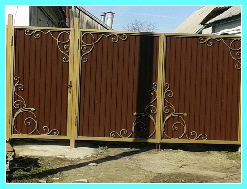 Кованые ворота с профлистом